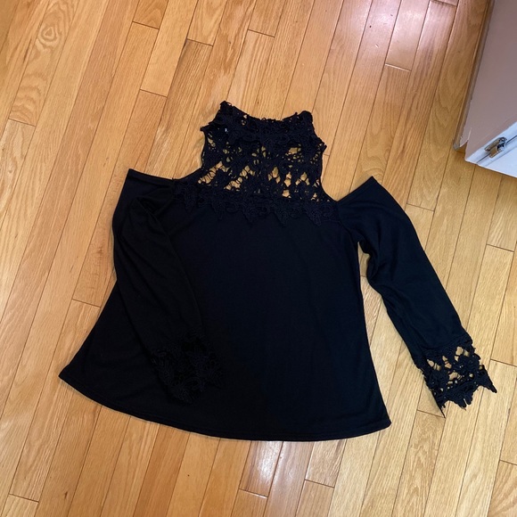 🌷3/$25🌷 Ladies cold shoulder top - Picture 6 of 6